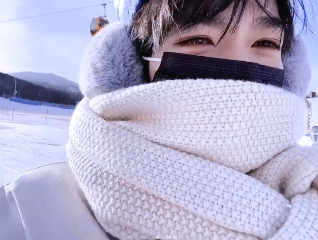 明星壁纸贺峻霖捉到一只滑雪的霖霖子