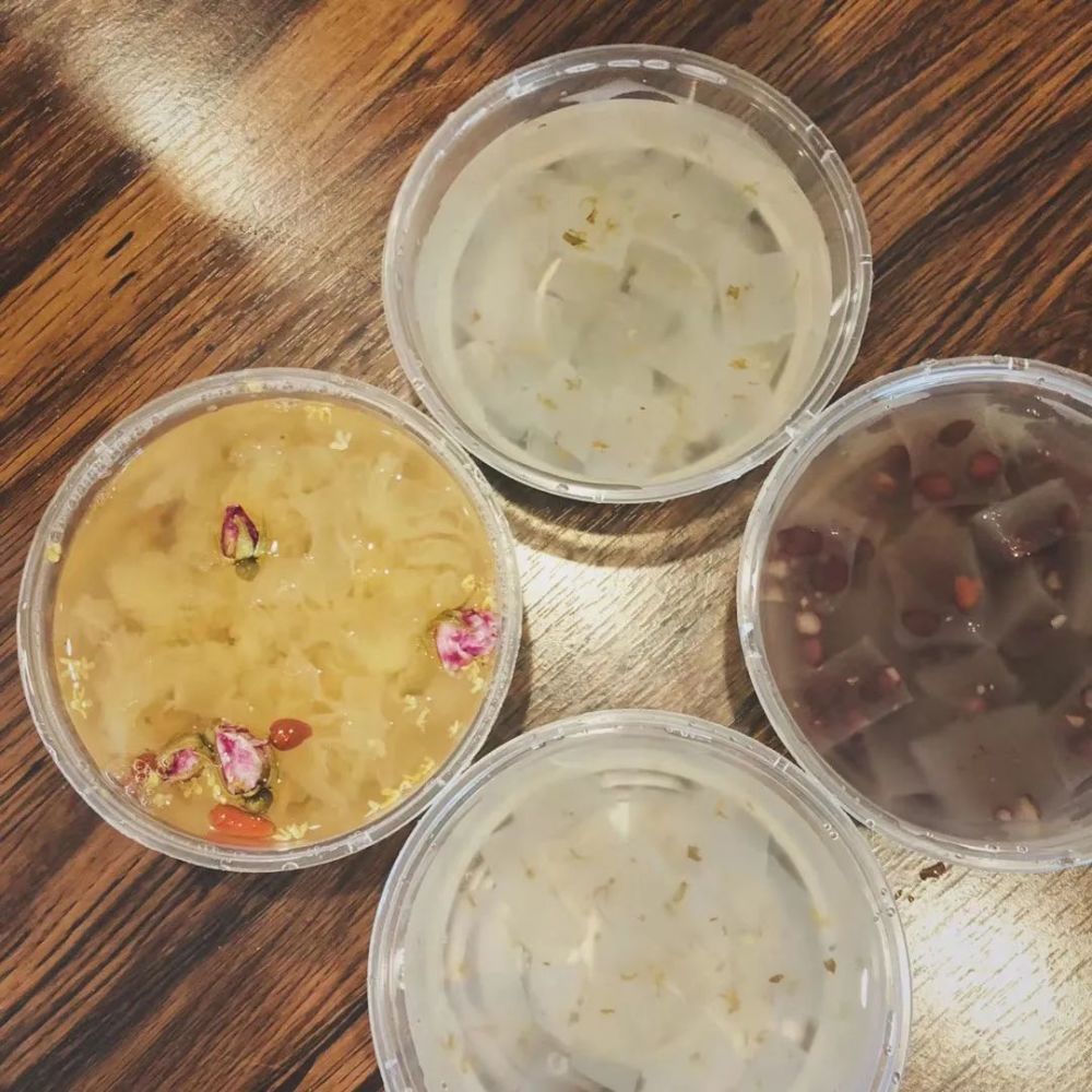 的夏日记忆"冷饮"联系在一起,在柯城最常见且最特色的就是水晶糕了,到