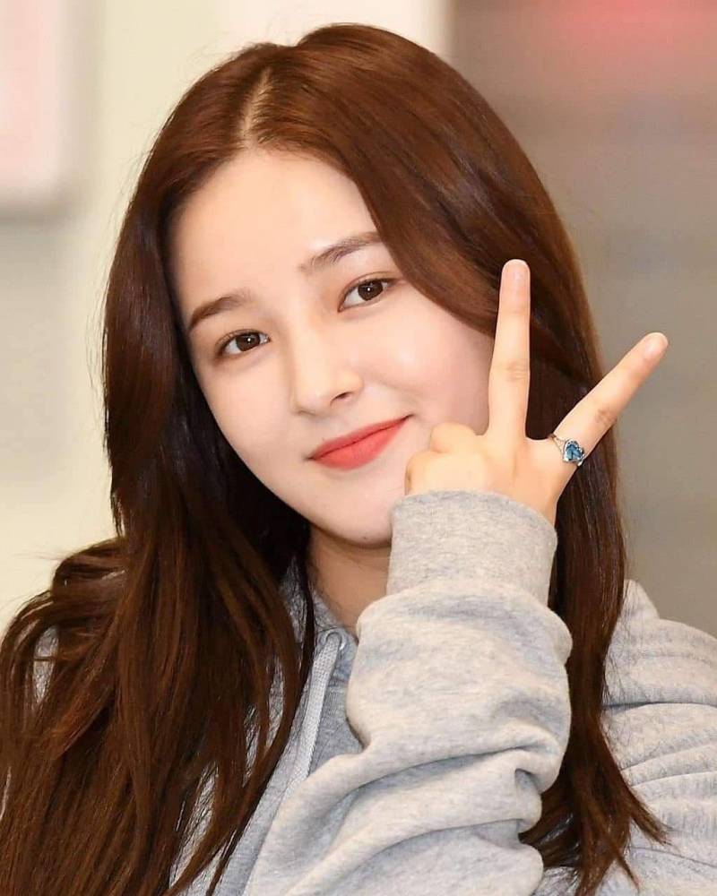 韩国女团成员疑被男摄影师偷拍臀部对方拿着手机故意贴近动作可疑