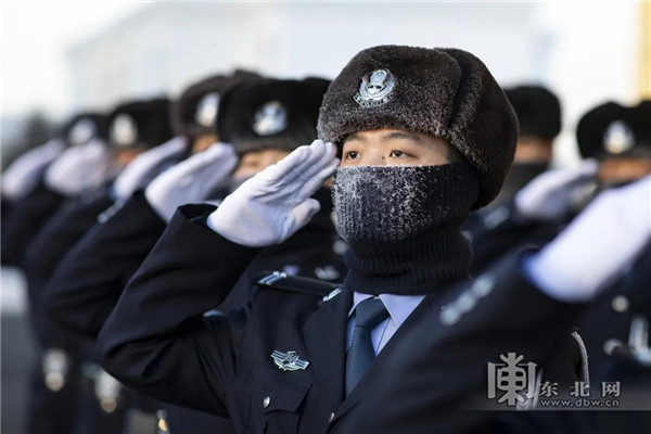 边境民警冰雪妆迎接首个中国人民警察节