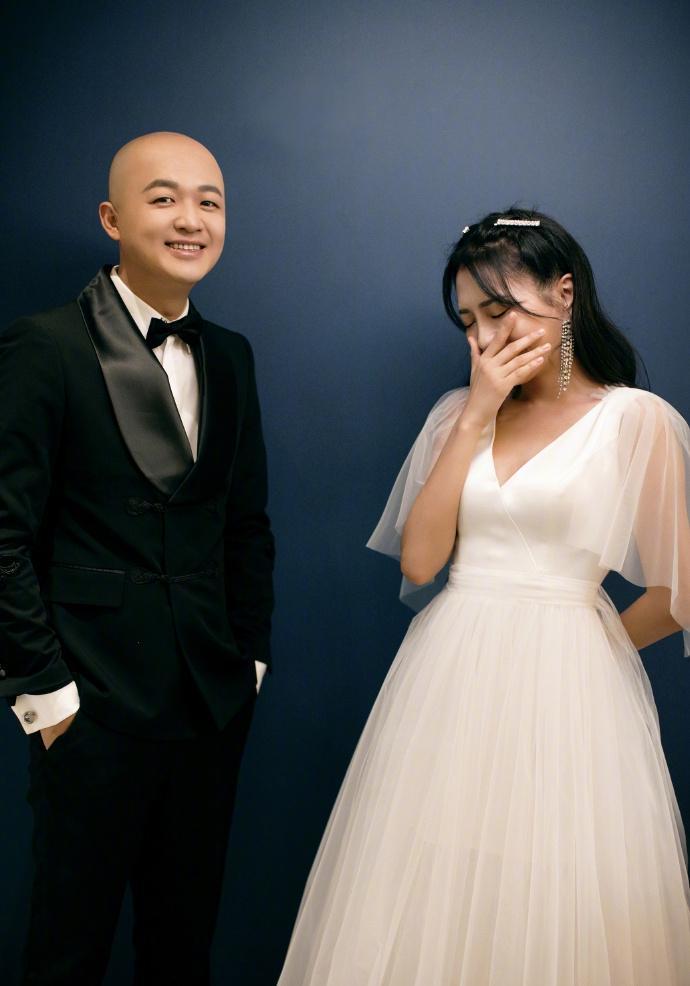 但没想到包贝尔在和女儿饺子合影的时候把笑容收起来了,但是和老婆包