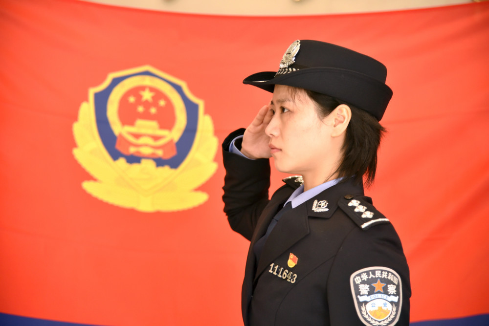 刘丽莎向警旗敬礼入警十一年来,先后在社区民警,森林警察,治安管理