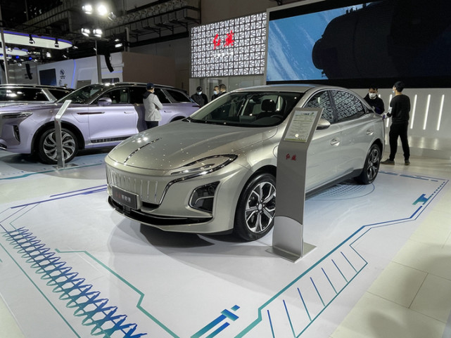 一汽红旗e111实车亮相中型纯电轿车续航预计达到450km