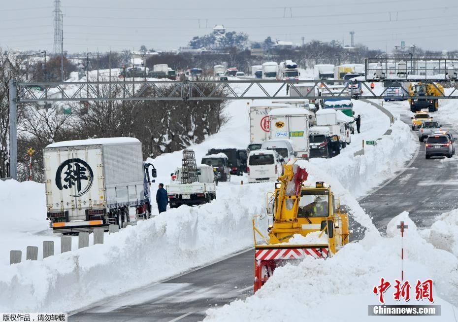 日本多地遭遇大雪天气多条高速路车辆排长龙 腾讯新闻