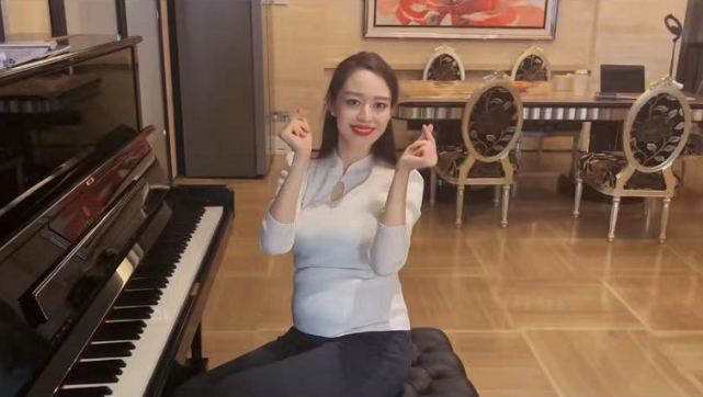 吉娜挺巨大孕肚做胎教妆发精致气色好网友看孕肚猜测宝宝性别