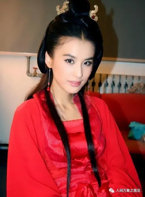 黄圣依现身衣着贵气,墨镜遮面小粉帽俏皮,我想说她一直很好_腾讯新闻