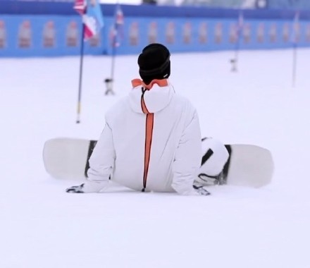 王一博滑雪白色羽绒服图片