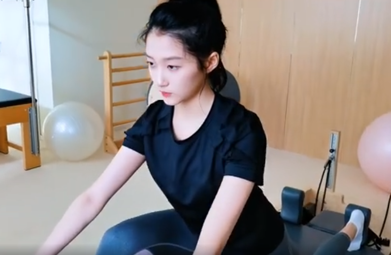 关晓彤在家练普拉提,劈一字马时腿长亮了:竹竿都不敢说比你长_腾讯