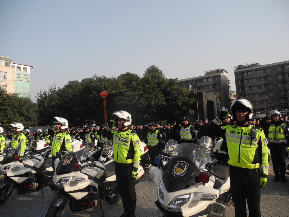 金牛公安举行护旗1号行动出征仪式