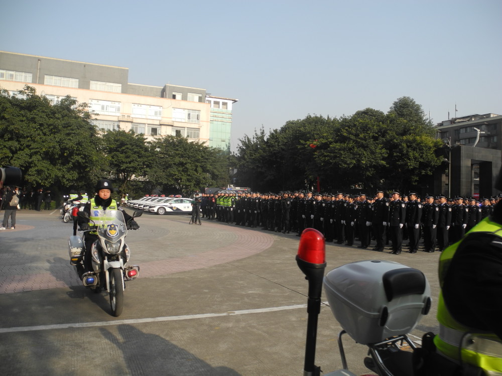 金牛公安举行护旗1号行动出征仪式