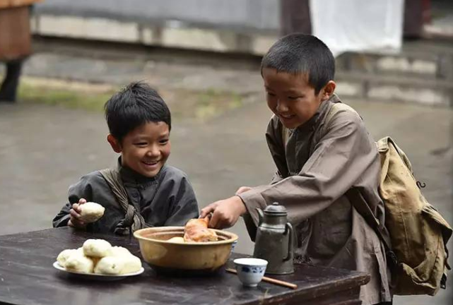 抗日时,为何日军喜欢塞糖给小孩子吃?真相让人后背发凉