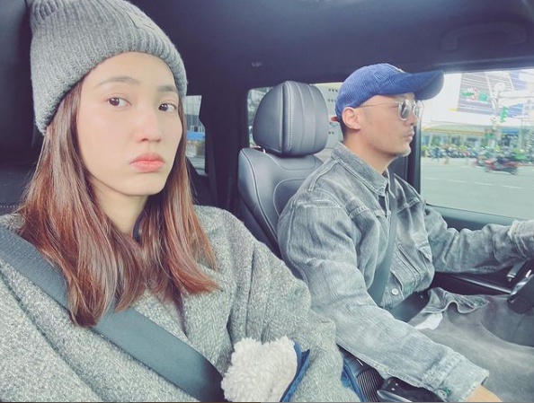 余文乐老婆晒女儿近照28周早产妹妹已长成小胖墩肉脸超可爱