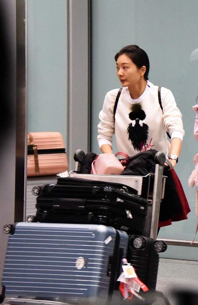 通过一张陈婷在机场的穿搭便可以看出,生活中的陈婷也是非常随性的,一