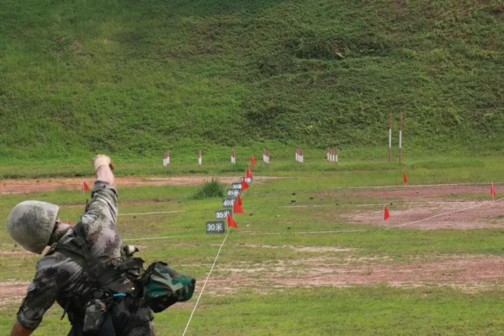 反正我们的解放军战士平时在训练的时候也只是为了训练投掷手榴弹的