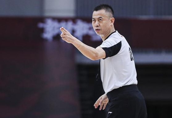 深圳罚球绝杀贾磊倒打一耙怒喷裁判水平低称首钢不会闹吃过亏