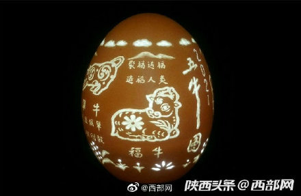 160个鸡蛋壳上雕刻800头牛 杨凌闻福良用特殊艺术迎牛年