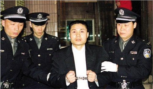 上世纪90年代,纵横南方八省近十年的张君犯罪团伙首恶张君,入狱时叫嚣