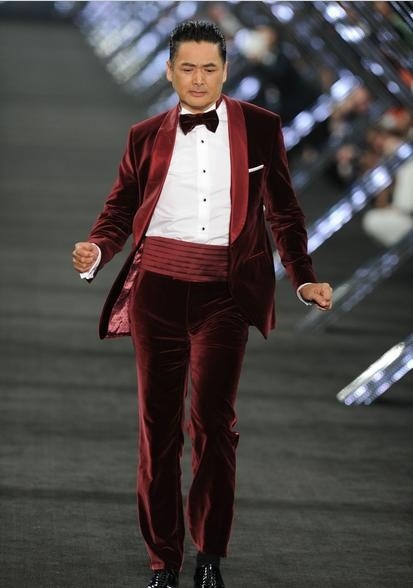 发哥搭配一双黑色皮鞋,帅气又有气质.