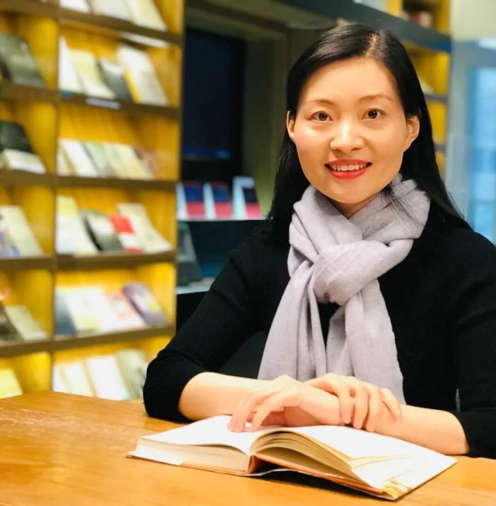 赵菱,中国作家协会会员.