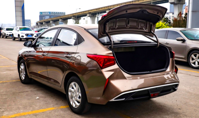 在内饰方面,现代新一代悦纳采用了全新的中控布局,层次分明,简约立体