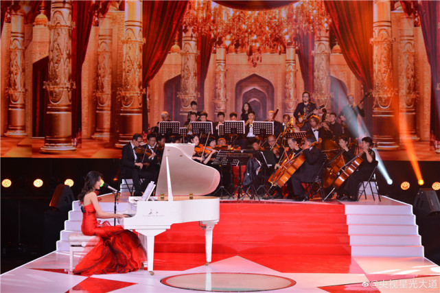 2021年1月10日是她人生中第一个高光时刻,在央视《星光大道》的舞台上