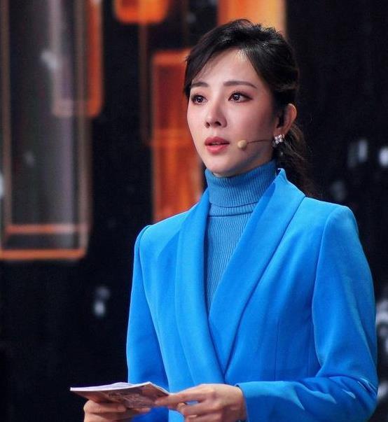 李思思身材比例太优越穿保守的西服套装也藏不住她的女人味