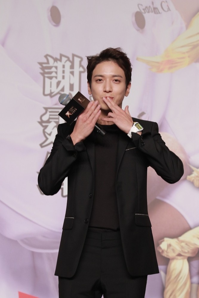 郑容和:黑色西服套装绅士优雅 白色走边时尚小心机