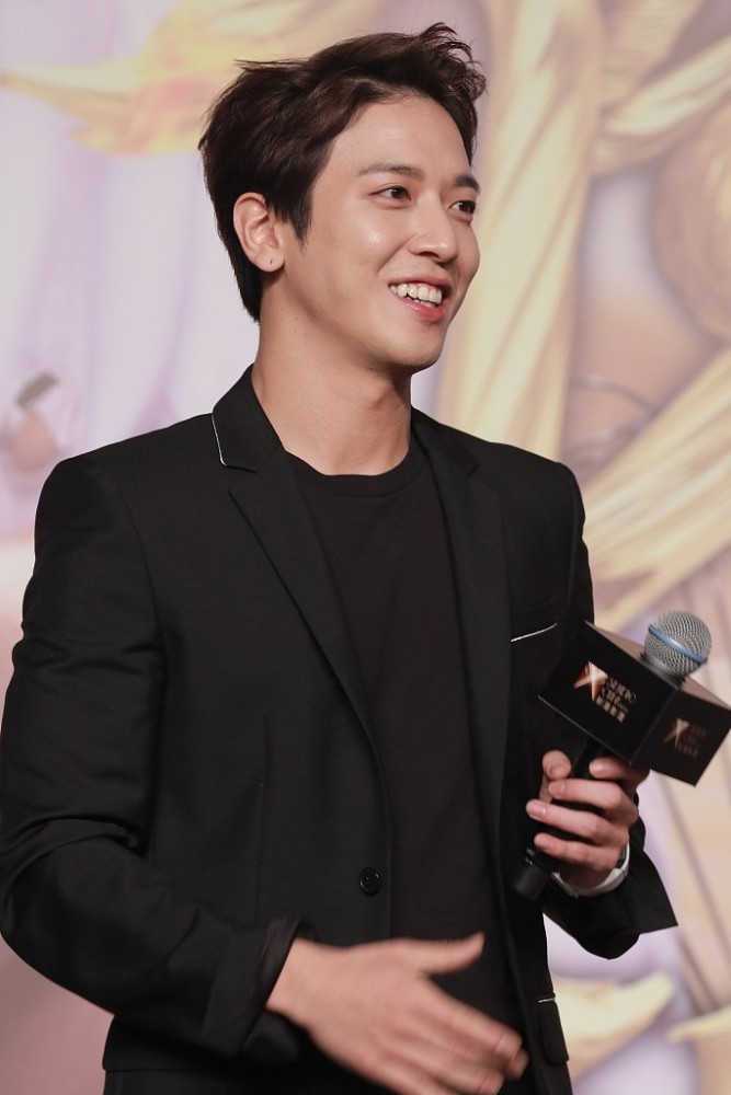 郑容和:黑色西服套装绅士优雅 白色走边时尚小心机