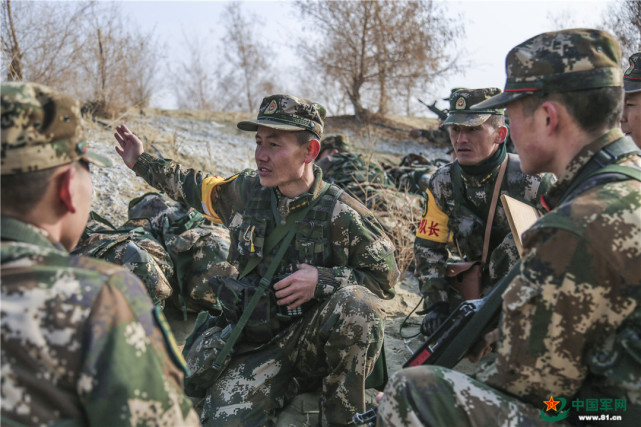 拉练沙漠里现壮观的迷彩长龙