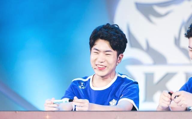 第一局撞车的时候韩小鑫的队友鲁班大师直接把花海镜