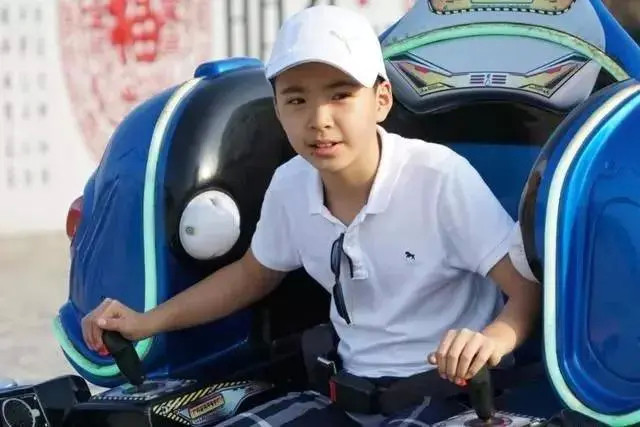 王中磊儿子近照曝光从小正太蜕变成14岁胡须少年略显成熟