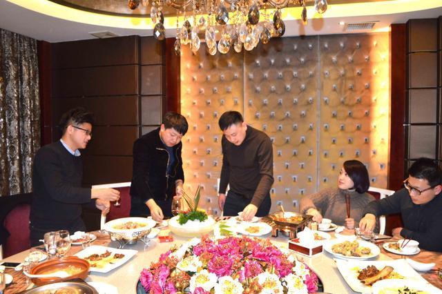 饭局识人术:饭局上在这三个方面"勤快"的人,往往没什么本事