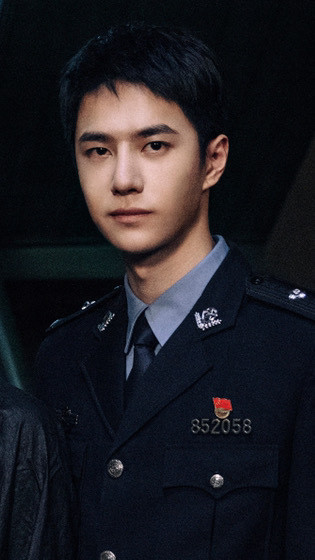 王一博特警服路透,期待《冰雨火》吧