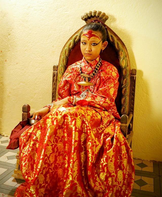 "女神"不好当:尼泊尔女子被万人膜拜,但之后终身没人求娶