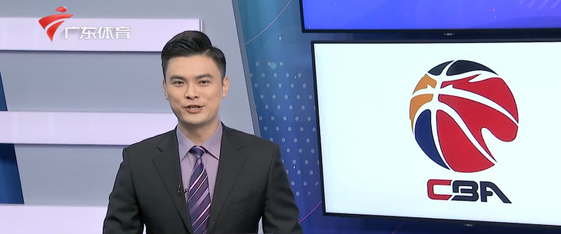 华军说道:根据cba联赛特殊规定,只要跳投队员落地,踩到了防守队员向前