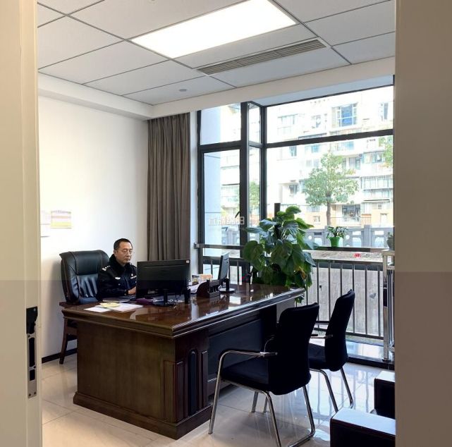 警校毕业后,子承父业,到市公安局当了一名人民警察