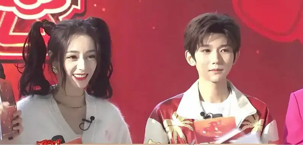 王源亮相北京春晚发布会,脚踩厚底鞋,身高竟迪丽热巴不相上下_腾讯