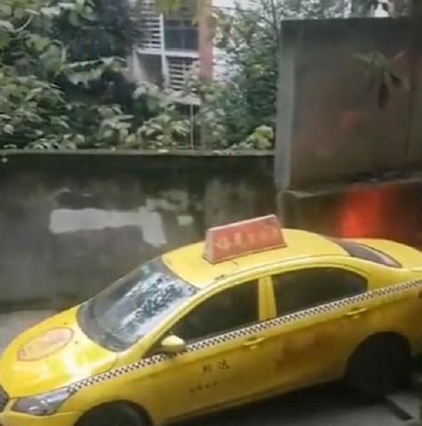 视频一经曝出就引发网友热议,不少人都表示开车还是要注意安全,为自己