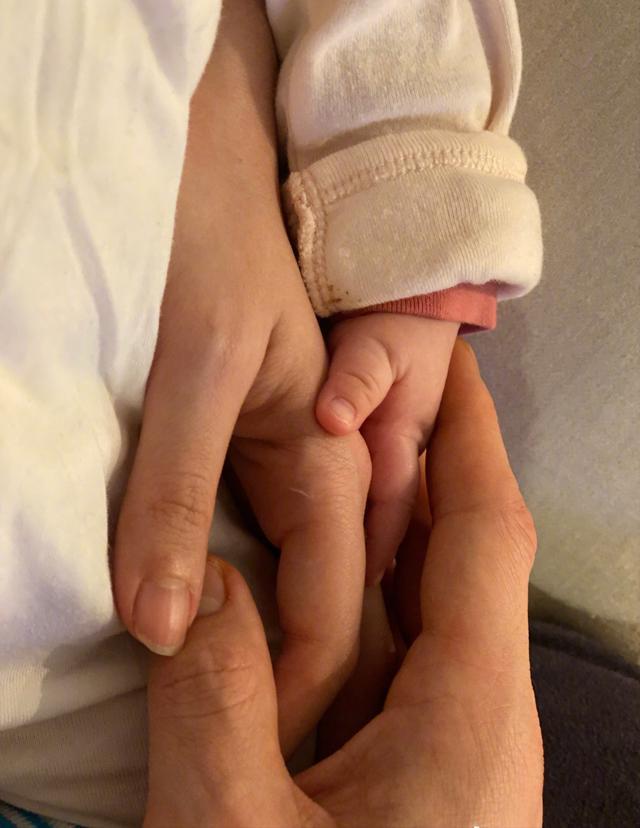 向佐罕秀恩爱和郭碧婷搞怪合照一家三口手叠手官宣女儿百天