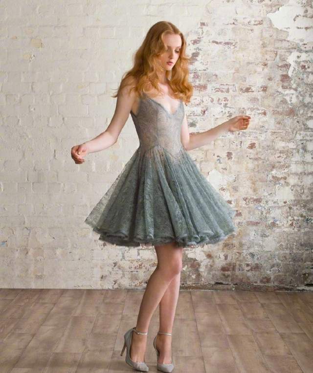 贝嫂为准儿媳庆生大布未婚妻穿挂脖裙秀身材百亿名媛财貌双全