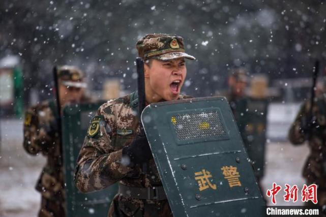 贵州武警官兵雪中练兵锤炼意志