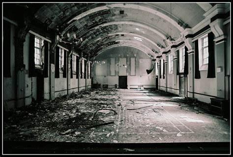 英废弃精神病院闹鬼访客意外拍下鬼影死盯镜头十分恐怖