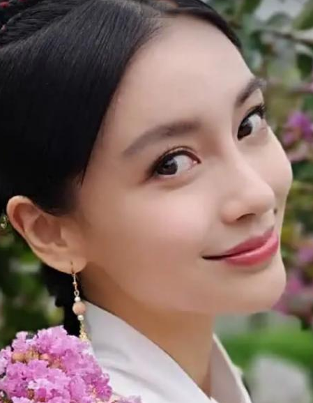 baby颜值又遭吐槽,法令纹加嘴角上扬太抢镜,曾因微笑唇影响事业