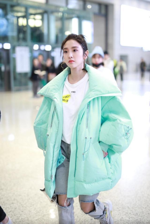 唐艺昕薄荷绿羽绒服清新俏皮简单搭配穿出年轻活力少女感