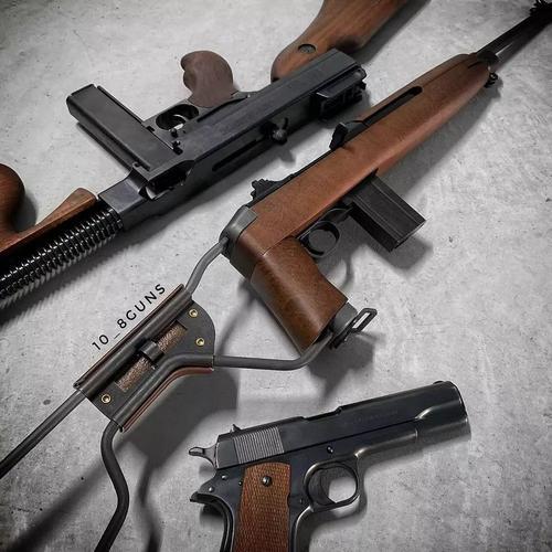 升降机手柄位于1921和1928型号的托盘顶部,m1和m1a1外壳的右侧.