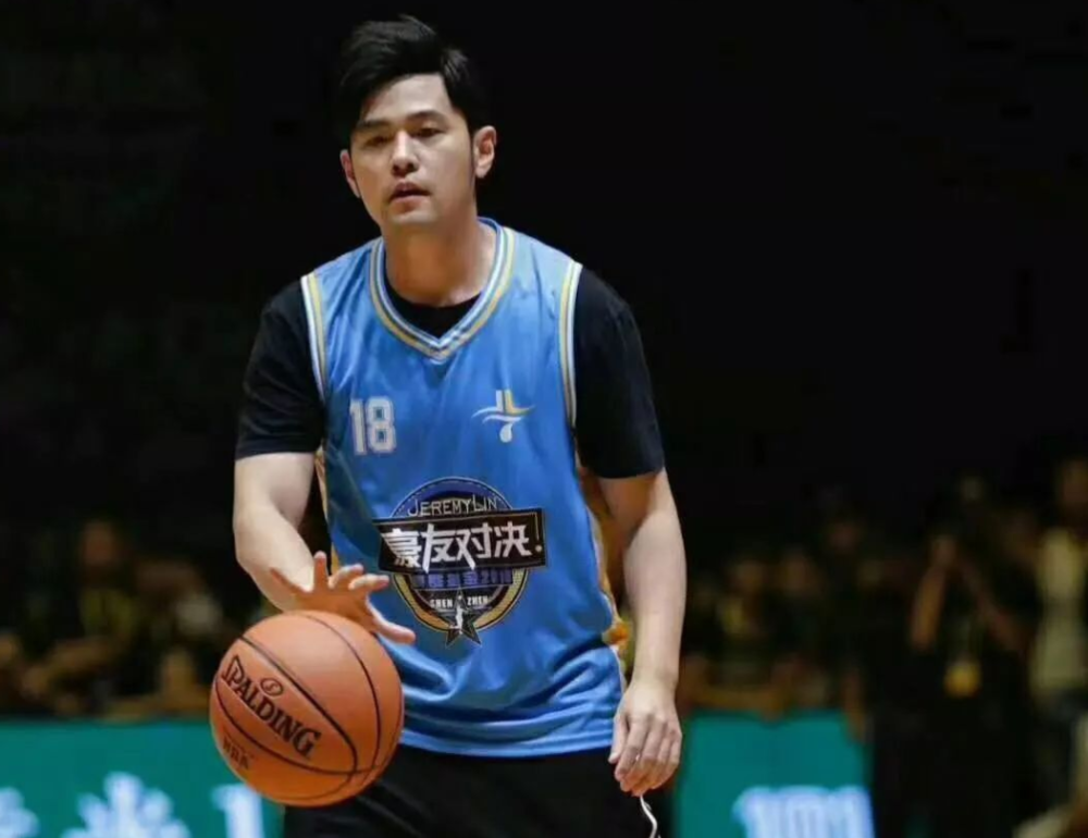 周杰伦更新动态,其篮球技术引发关注,对此杰伦的回复亮了!_腾讯新闻