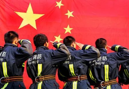 人们都说消防员是最美逆行者, 背影意味着远行,意味着出发, 意巫排