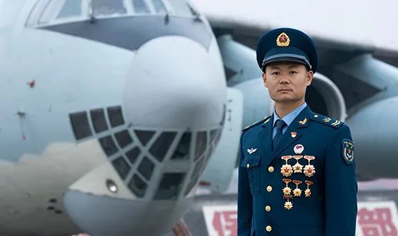 陈庆一,中部战区空军航空兵某师空中通信员,四级军士长.