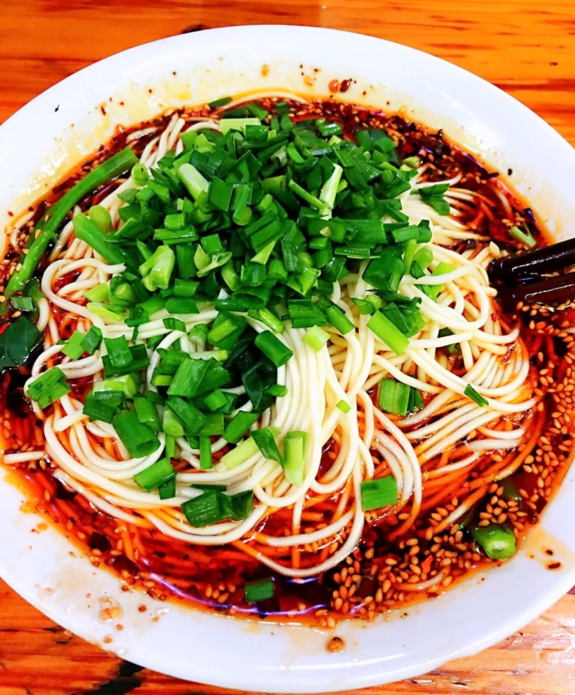 一碗芝麻小面,捕捉美好的时光!老重庆的市井美食,暖胃又暖心!