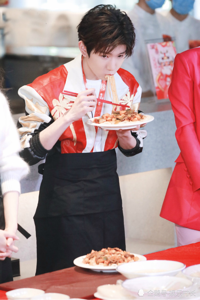 迪丽热巴王源同框工作二人谈交集拉条子好逗小源变干饭人吃的太香了